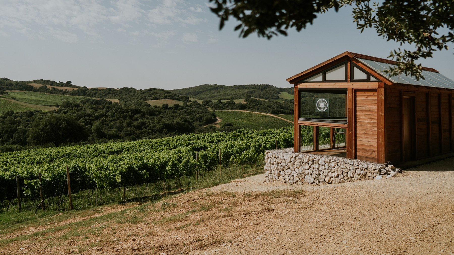 Caseta de madera junto a los viñedos de Finca Legardeta